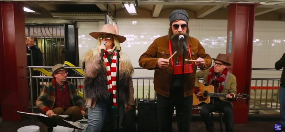 Video: Alanis Morrissette vermomt zich als straatartiest