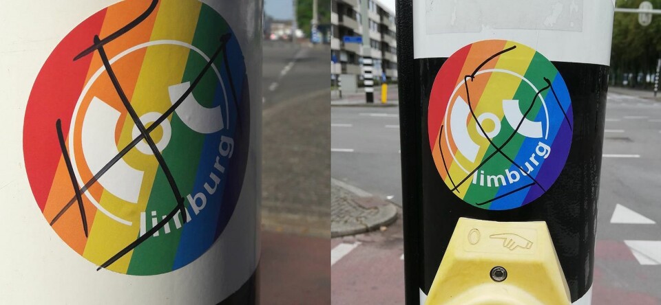 Regenboogstickers beklad met hakenkruizen