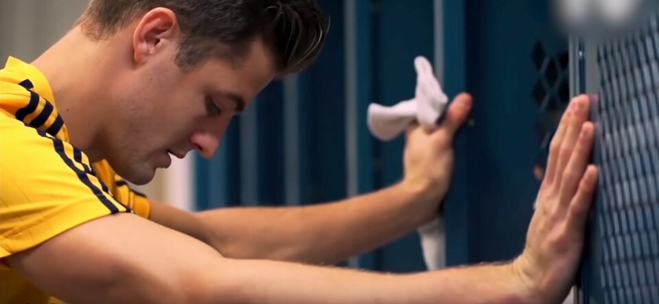 Bekijk de trailer van Alone in the Game, een docu over homofobie en sport