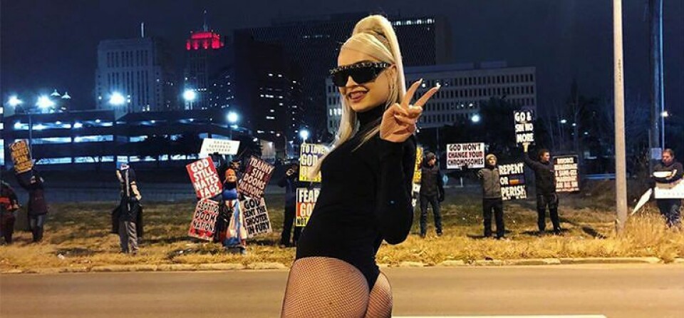 Zangeres Kim Petras zet homohaters op hun plek