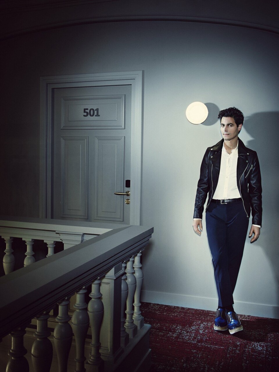 Jas: H&M / overhemd: Denham / pantalon: Filippa K / sokken: Falke / riem: stylist’s own / schoenen: stylist’s own Rob jetten