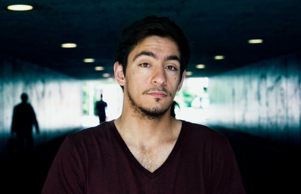 Cabaretier Victor Luis van Es sluit de dag af met een komische terugblik. (foto: Rik Engelgeer) victor-luis-van-es-lhbti-mediadag