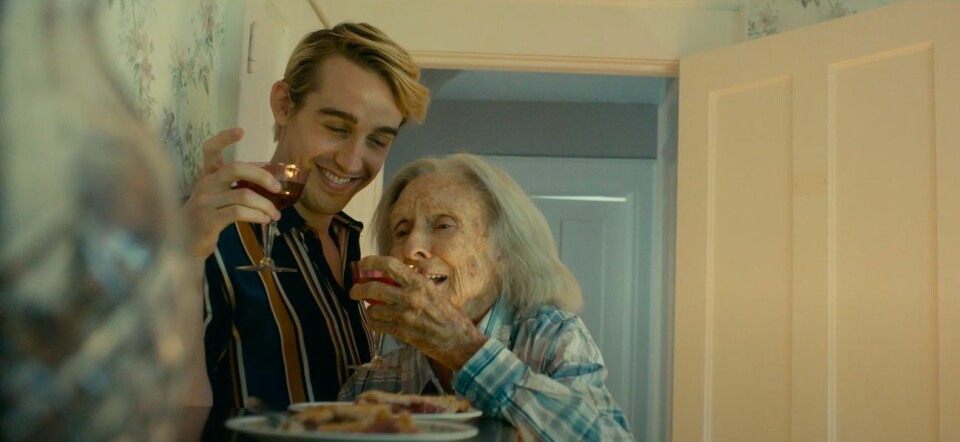 Bekijk de trailer van Jump, Darling: over een dragqueen die bij oma intrekt