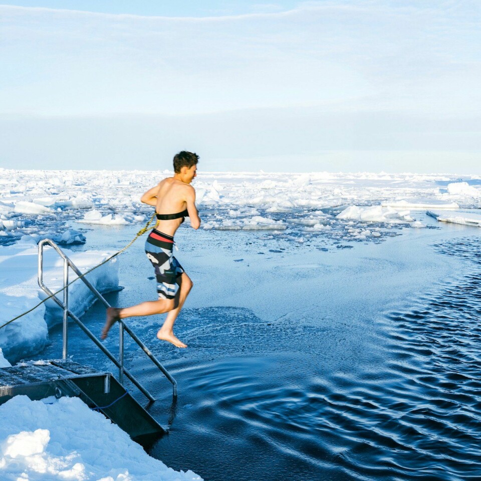 Deelnemer aan de ‘polar plunge’, een (hele, hele korte) duik in het ijskoude water boven de noordpool.