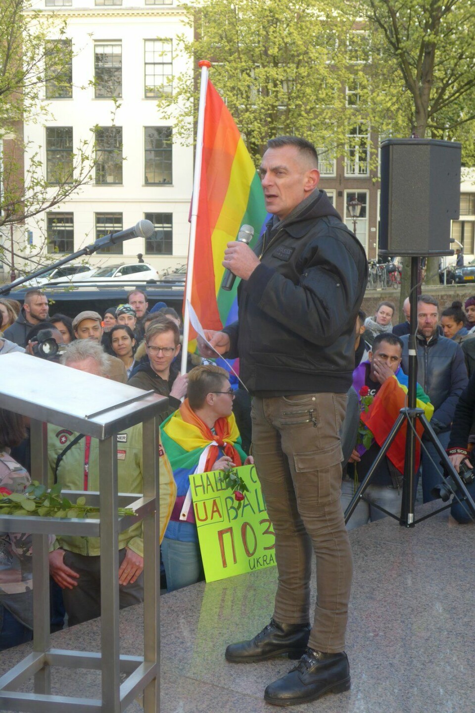 Hans in 2017 tijdens de demonstratie tegen vervolging van Tsjetsjeense homo’s.