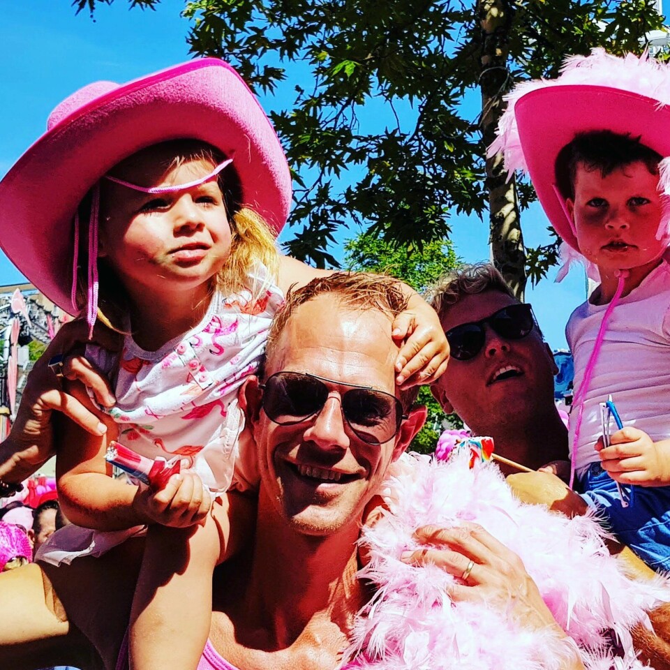 Bram en Willem met kinderen op Roze Maandag