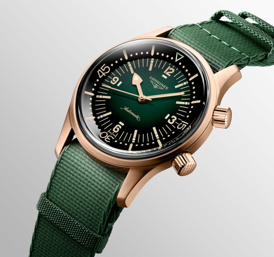 The Longines Legend Diver Watch wordt geleverd met een extra horlogebandje, in nato groen. The Longines Legend Diver Watch NATO