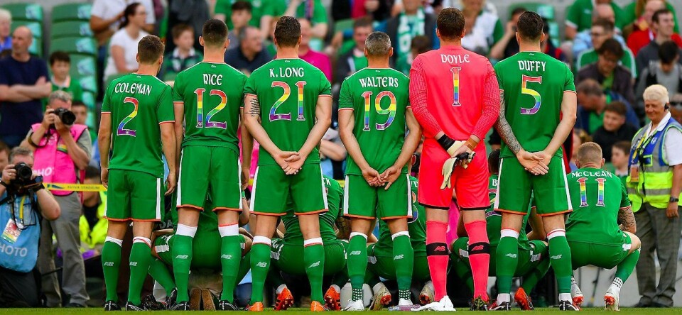 Amerikaanse en Ierse voetbalteams spelen in Pride-shirt