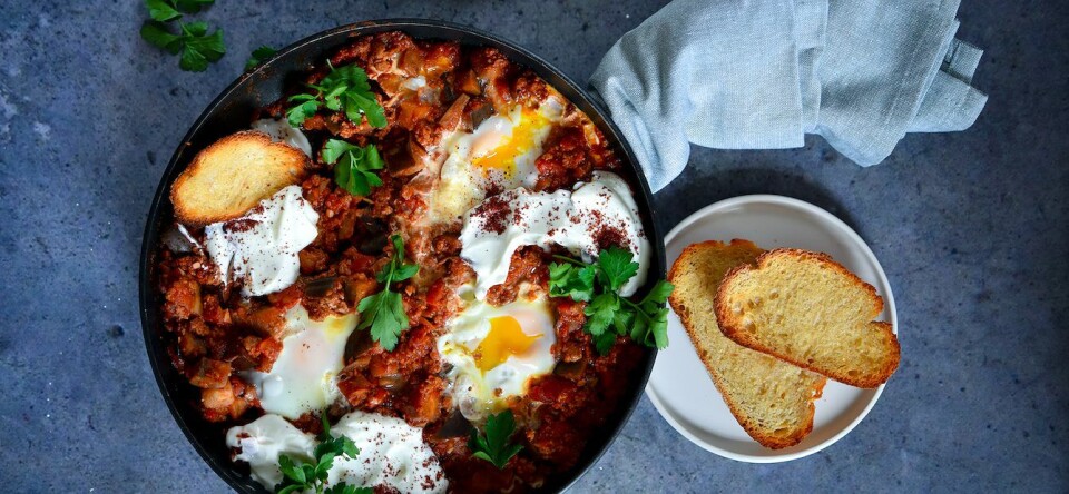 Recept: kruidige aubergine shakshuka met fijn gehakt