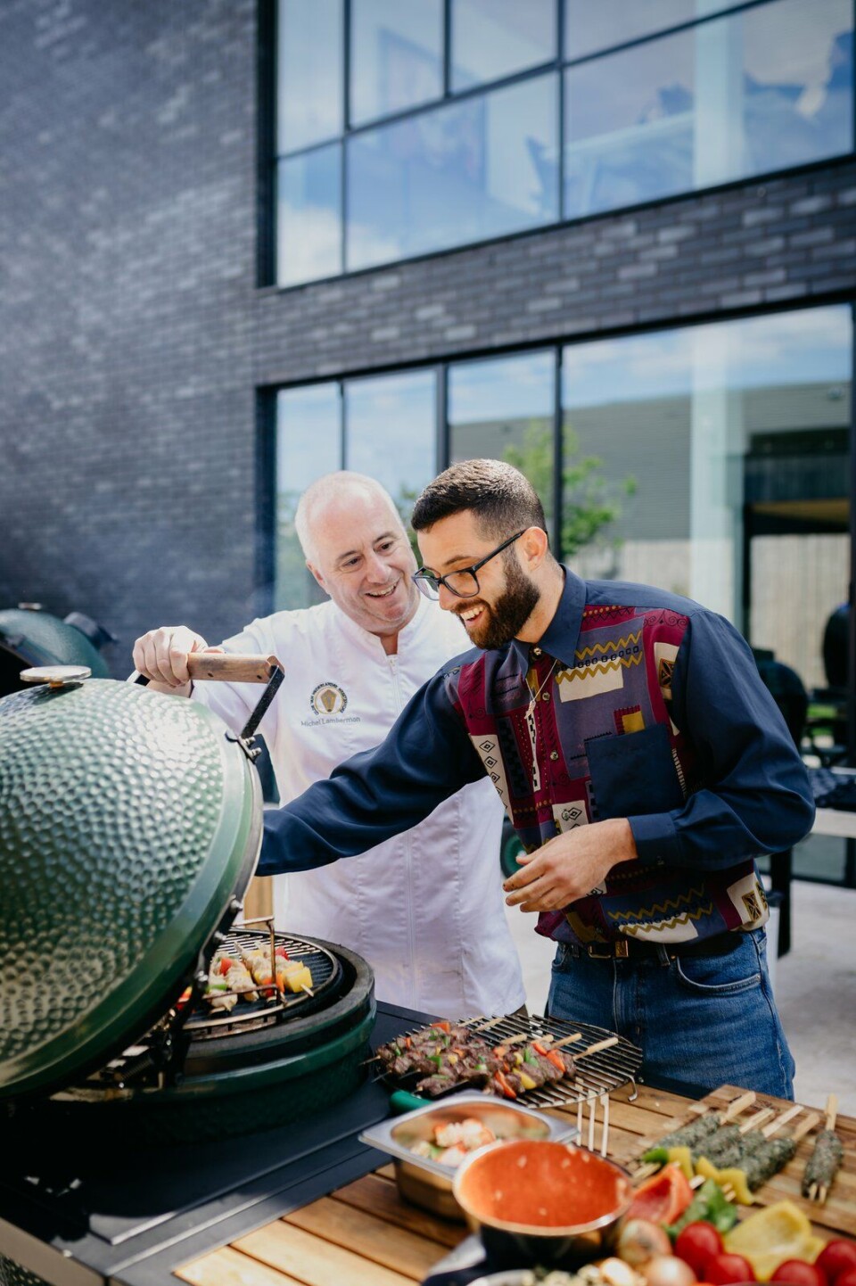 Imad met SVH-meesterkok Michèl Lambermon. Imad met SVH-meesterkok Michèl Lambermon