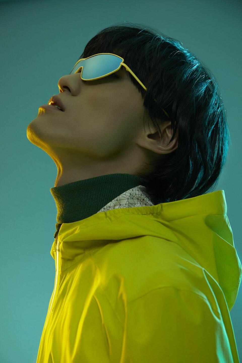Ace & Tate model met zonnebril en gele jas