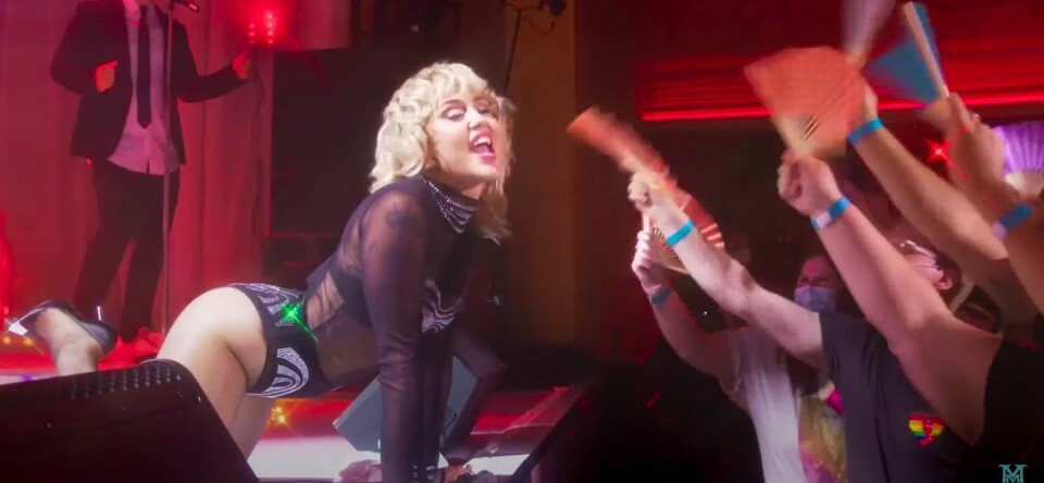 Nieuwe muziek: Miley eert Madonna met Pride-medley en Madonna zingt 'Hung Up'