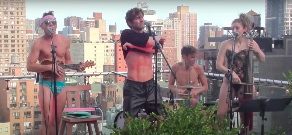 Nieuwe muziek: Priscilla-acteur Nick Adams zingt Madonna's 'Lucky Star'