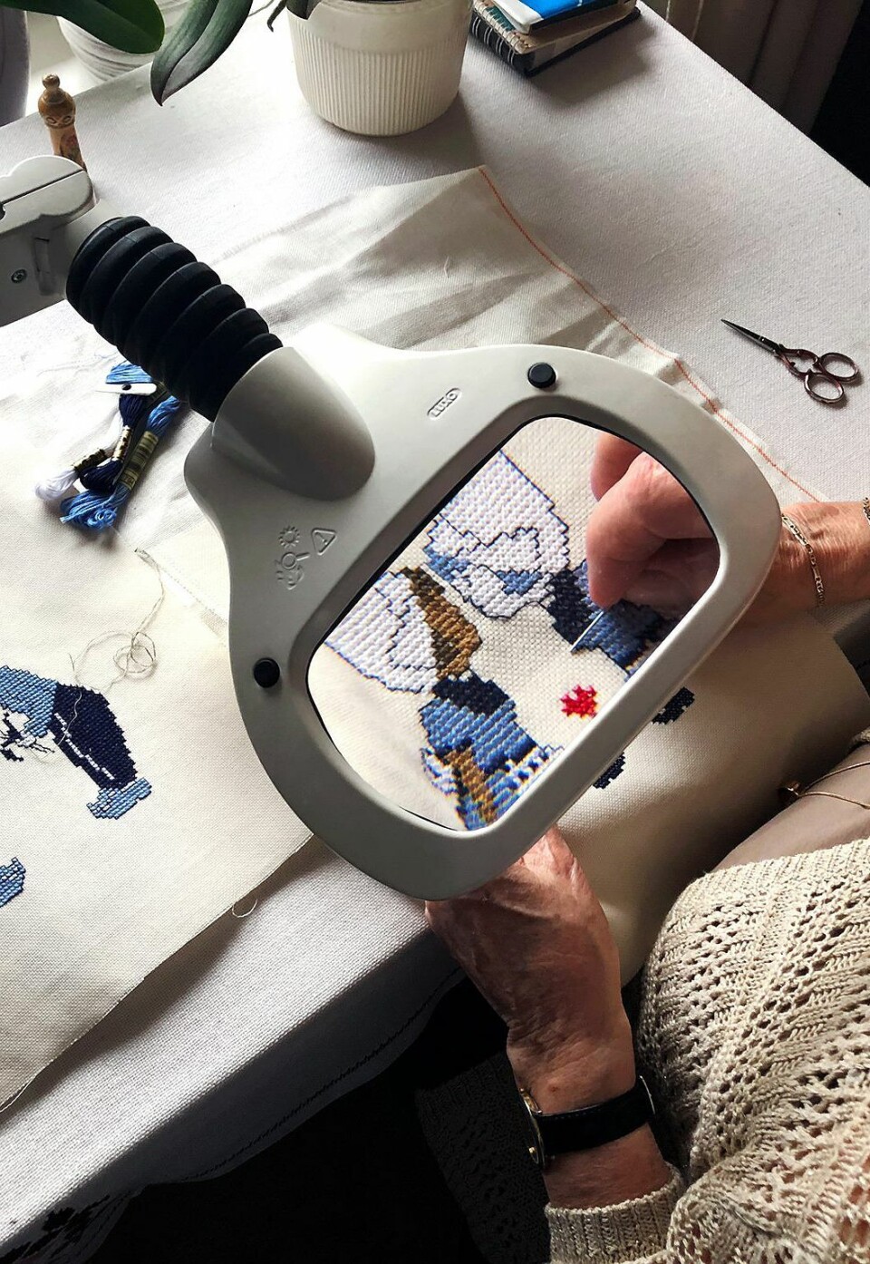 Oma’s kleinzoons zijn gay. Dit borduurde ze voor haar jongens
