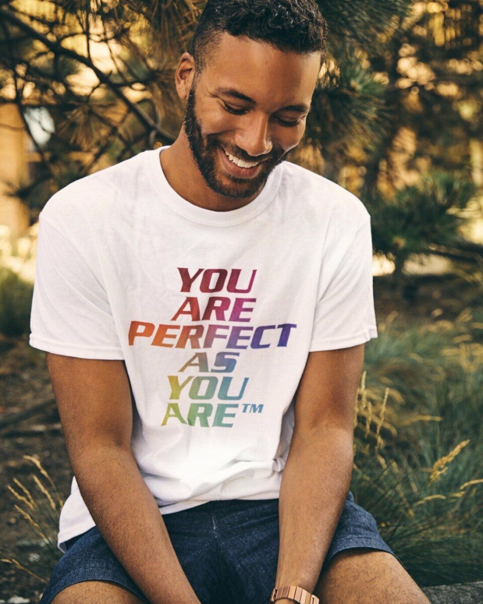 Nederlandse ontwerper maakt pride-shirts voor het goede doel