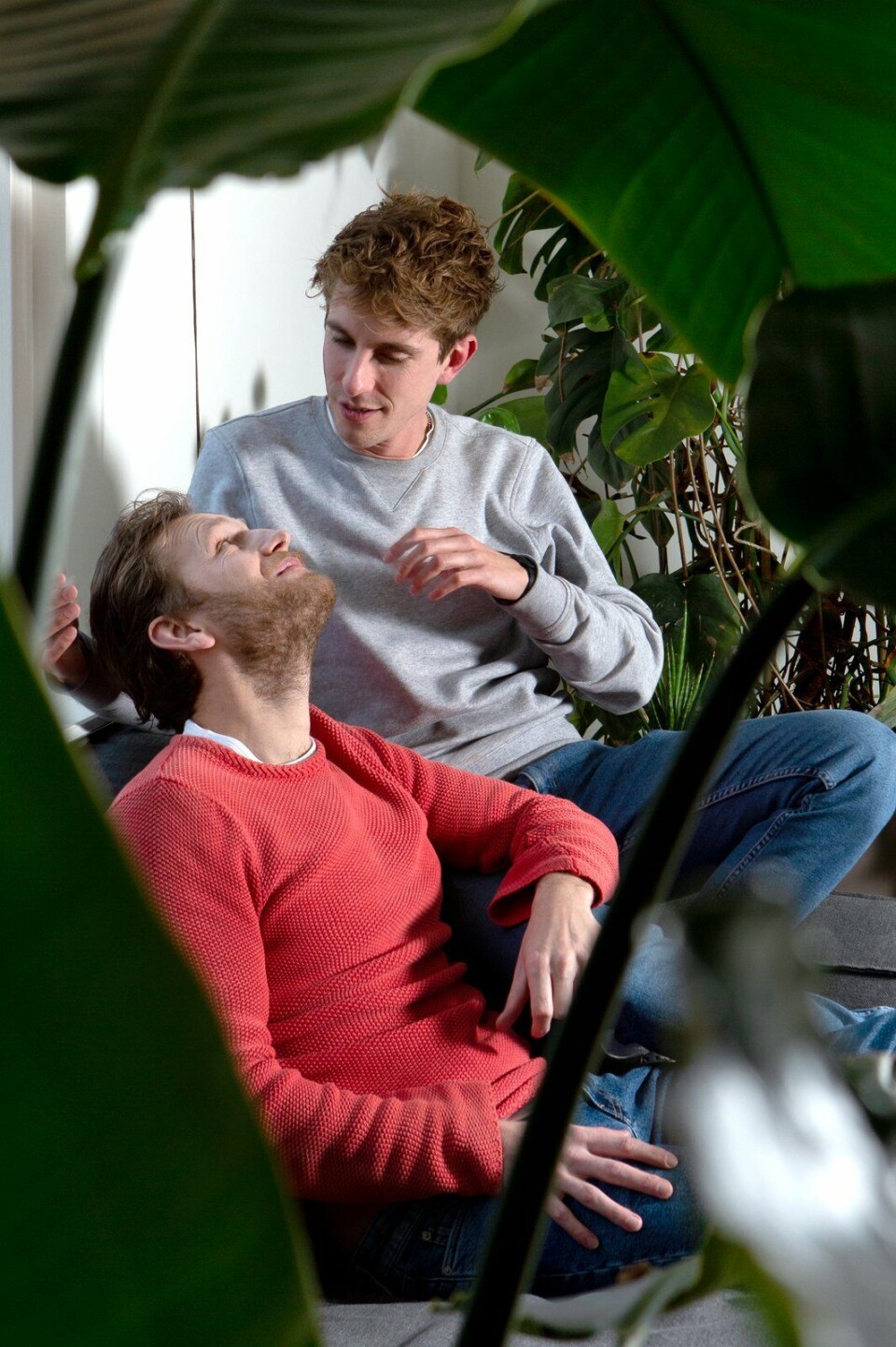 Sam en Marcel in hun appartement tussen de groene planten