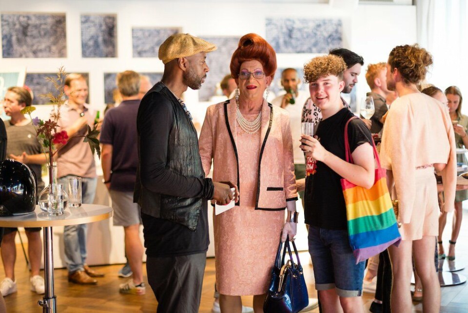 Video: 7 LHBTQ's over hun band met pride