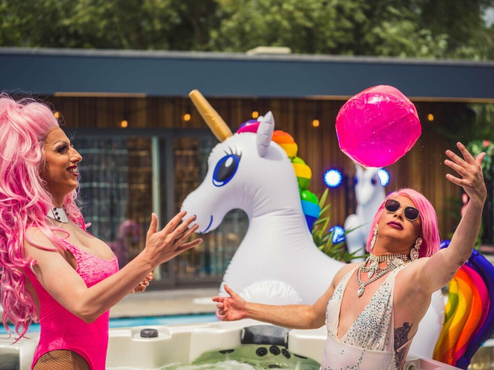 dragqueens bij sodastream pride pool party