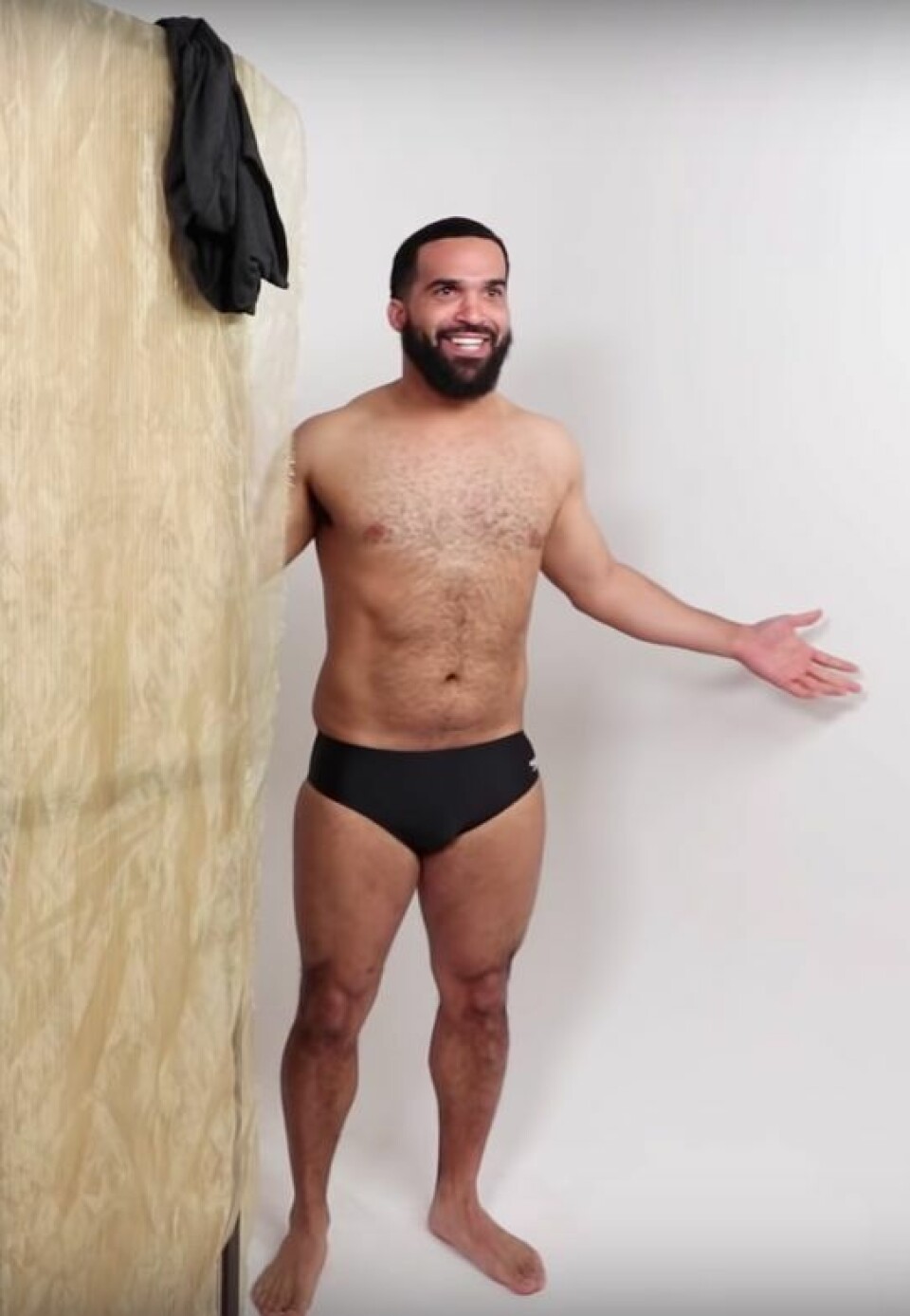 Filmpje: kijk hoe deze mannen voor het eerst een speedo aantrekken
