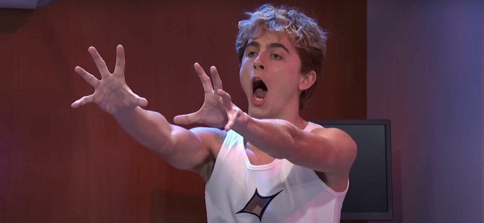 Geinig: Timothée Chalamalet verandert in Troye Sivan in Saturday Night Live-sketch