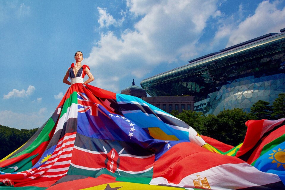 Amsterdam Rainbow Dress Foundation, 2018 (City Hall, Seoul). Foto: Heejune Kim. Model: More Zmin