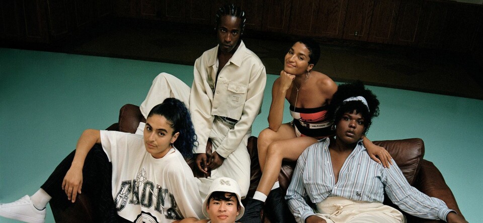 Foto’s: Pose-ster Indya Moore en Tommy Hilfiger lanceren genderfluïde collectie
