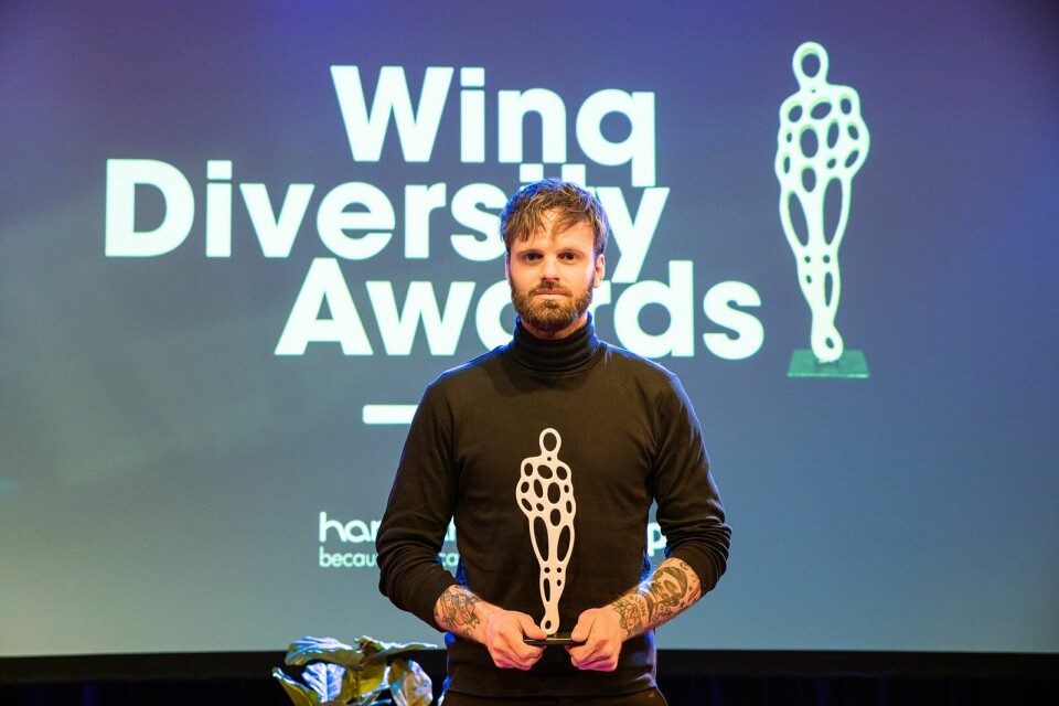 Tim Hofman met zijn Winq Ally Award