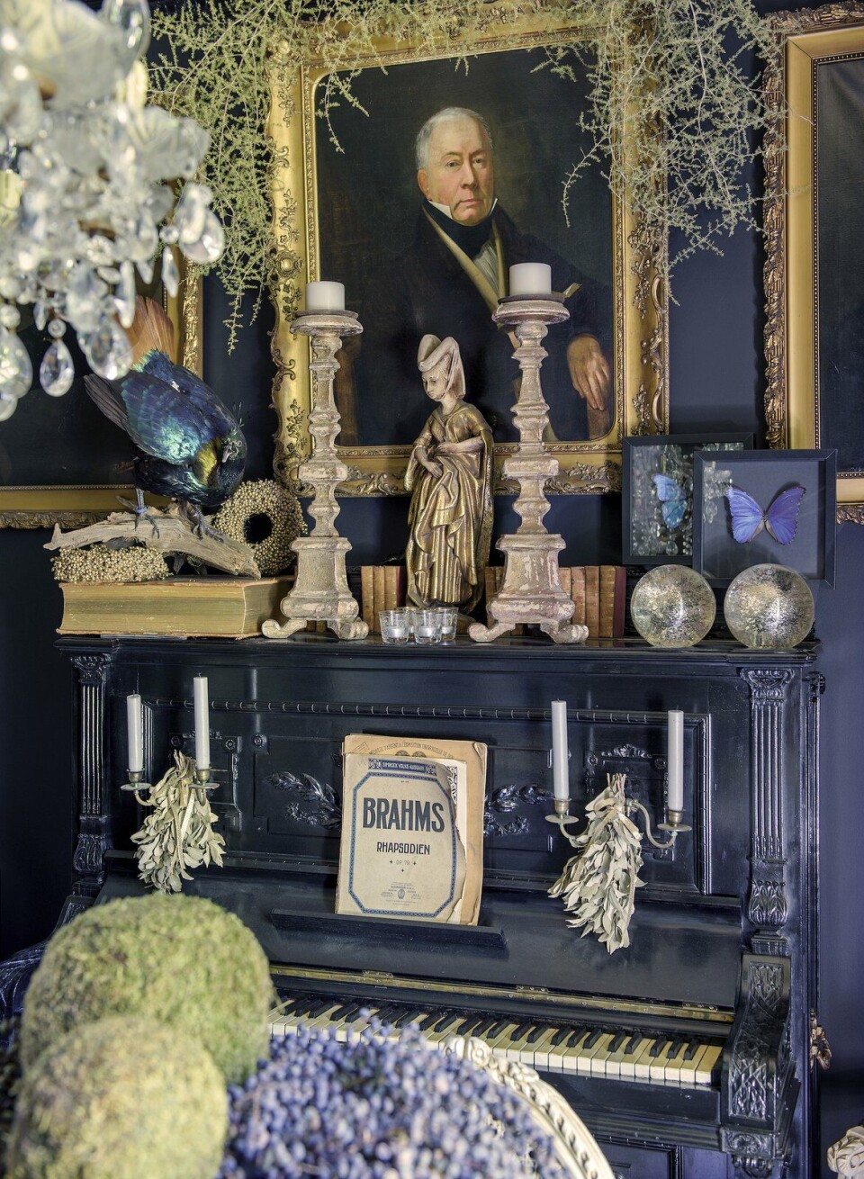 De kroonluchter is vooral ’s avonds een prachtige sfeermaker. De piano is een oudje: 19e-eeuws. Binnenkijken kroonluchter