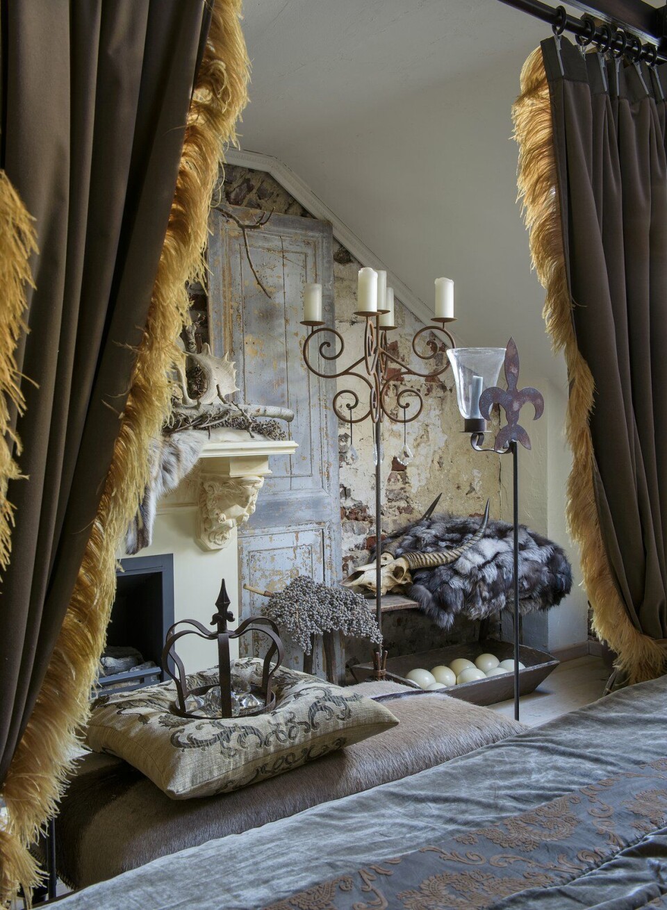 De master bedroom. Het hemelbed is nieuw gemaakt, naar oud model. De gordijnen zijn genaaid van ruwe zijde en afgezet met struisvogelveren. Binnenkijken master bedroom