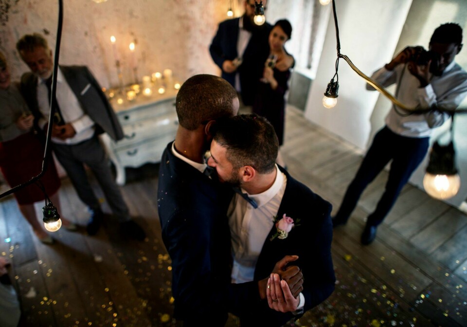 gay koppels tijdens hun bruiloft