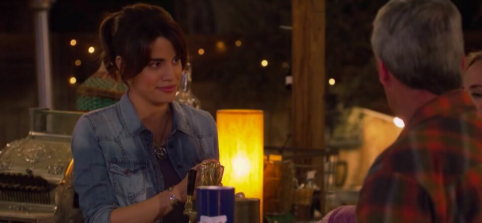 Bekijk de trailer van Abby’s, de eerste 'grote' sitcom met een bi-karakter in de hoofdrol