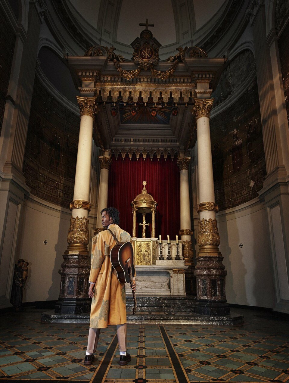 Jeangu Macrooy in oude kerk