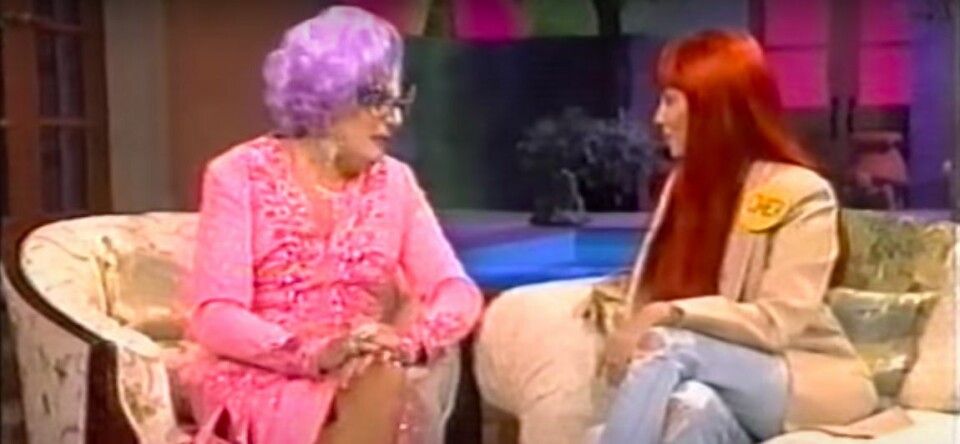 Very vintage: Cher op bezoek bij Dame Edna