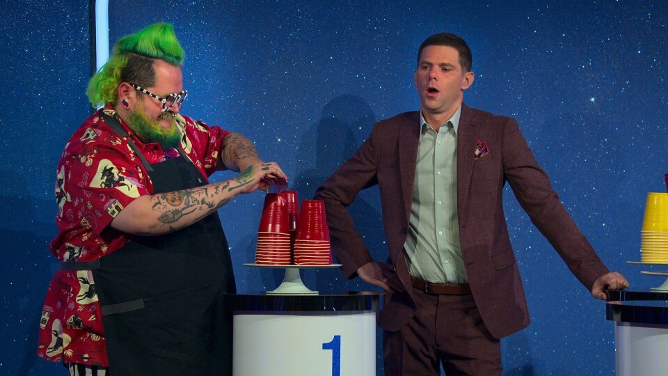 Kandidaat Andrew Fuller en presentator Mike Day Is it cake