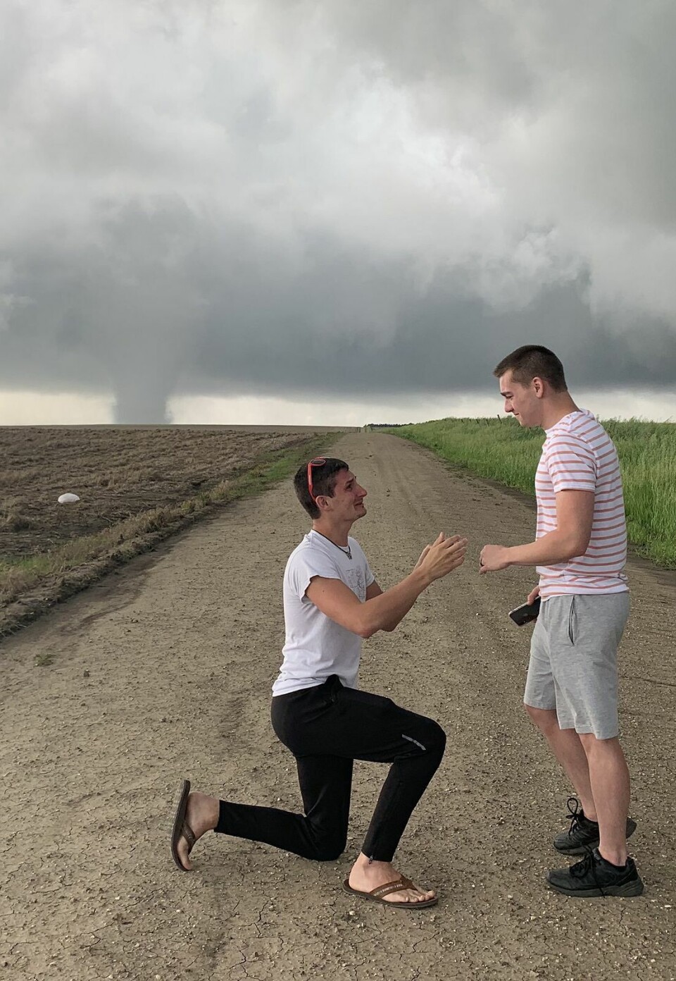 Mooi, dit: weerman vraagt vriend ten huwelijk in een zware storm