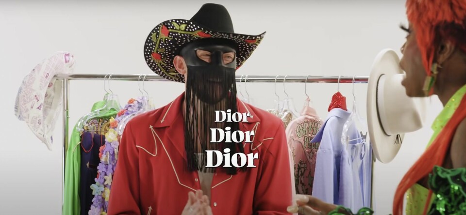 Geinig: cultzanger Orville Peck deelt z’n iconische kledingkeuzes met dragqueen Mo Heart