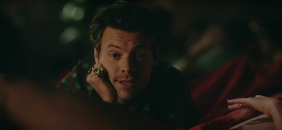 Nieuwe muziek: backstage bij Harry Styles en Björk in vermomming