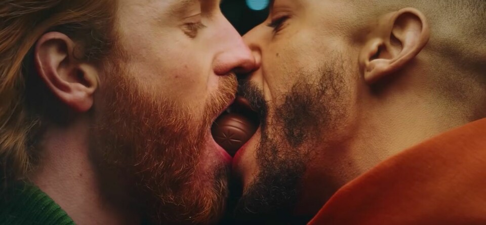 Commercial: twee mannen genieten van een Creme Egg