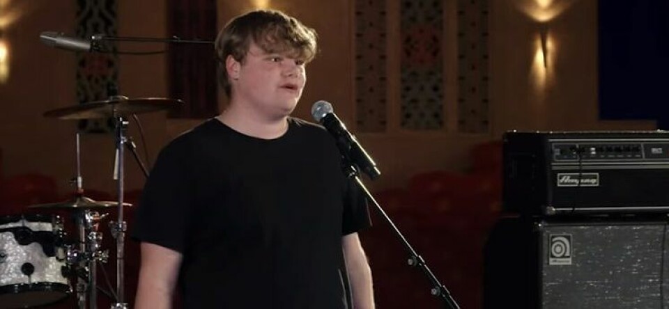 Alex roert jury tot tranen met zijn lied over coming-out