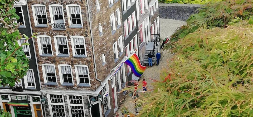 Uniek: De regenboogvlag wappert in Madurodam