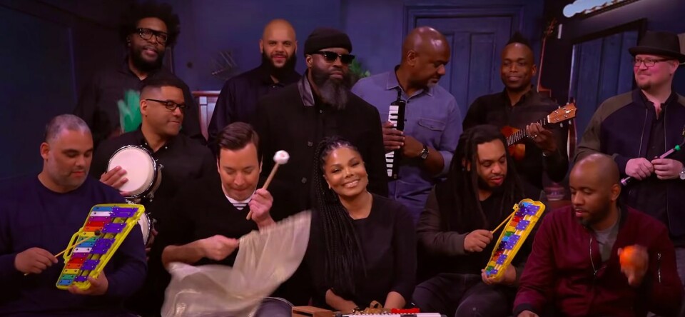 Leuk, dit: Janet Jackson zingt ‘Runaway’ met speelgoedinstrumenten