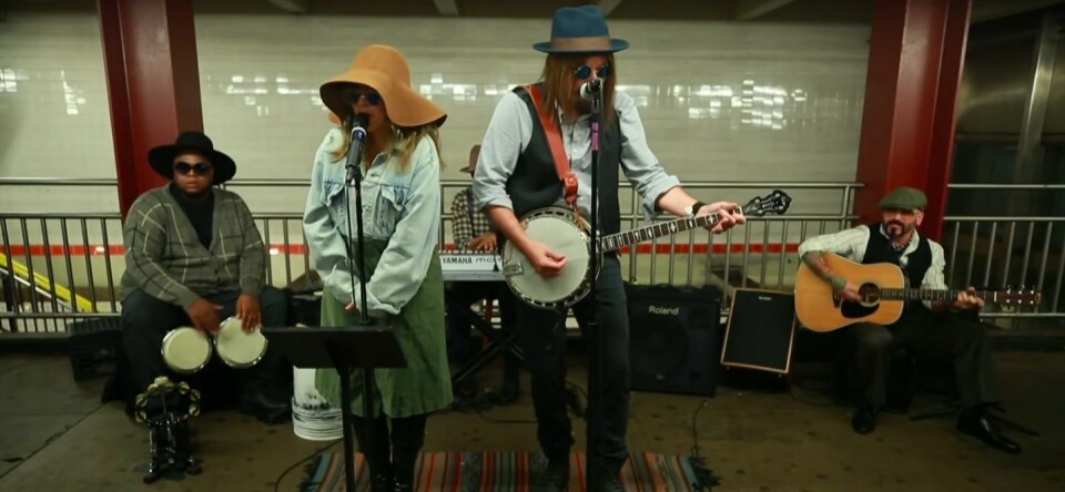 Filmpje: Christina Aguilera vermomt zich als straatartiest in New Yorkse metro