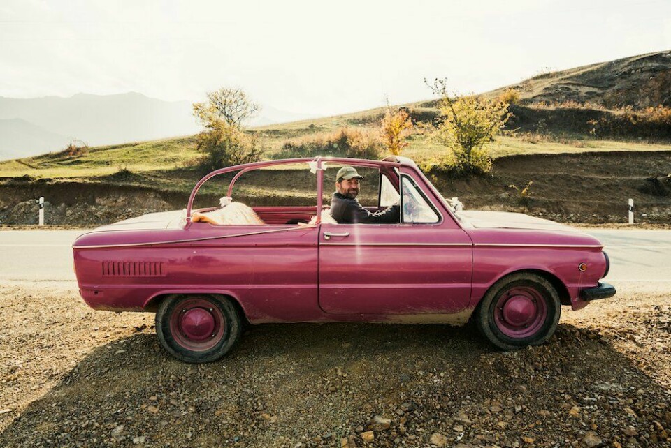 Roze taxi op de rand van de de Tatevvallei.