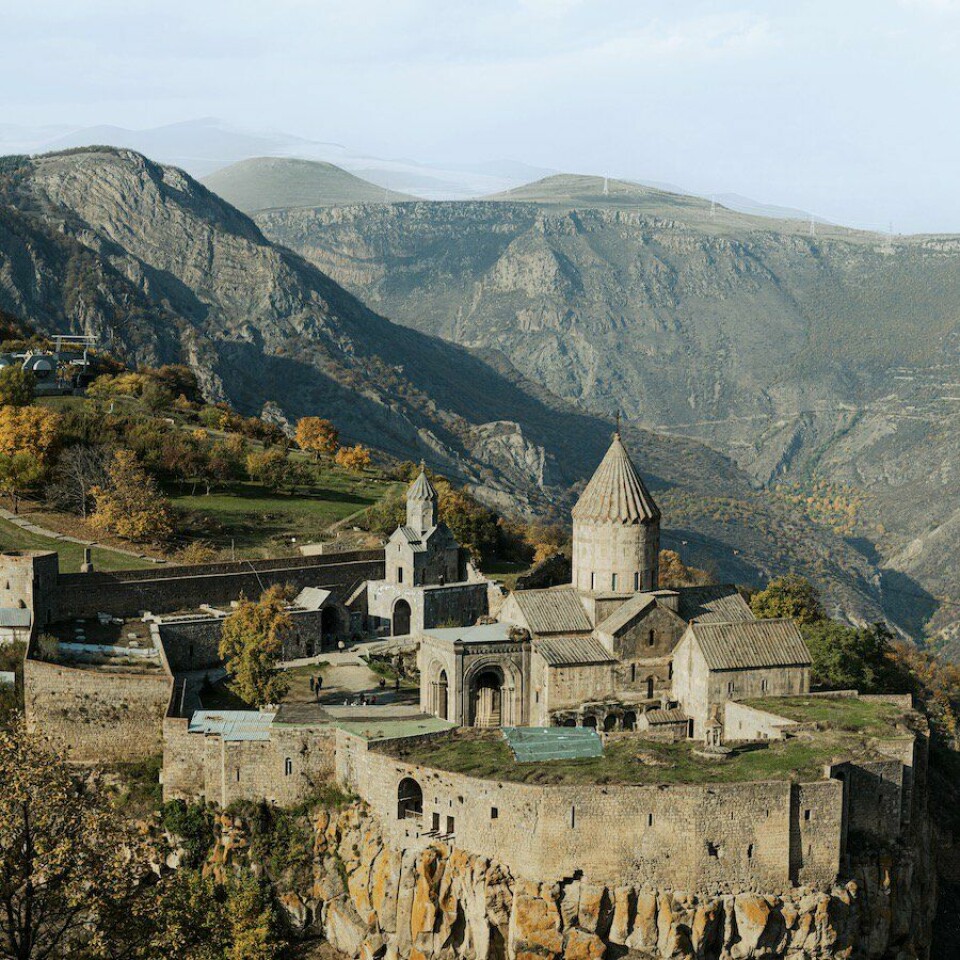 Het spectaculaire Tatev-klooster was ooit de thuisbasis van een middeleeuwse universiteit en staat aan de rand van een diepe rivierkloof in het uiterste zuiden van Armenië.