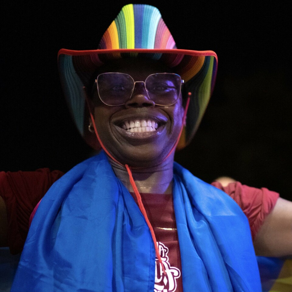 Even is het Wilhelminaplein bomvol lhbtq trots. Trotse man met regenbooghoedje