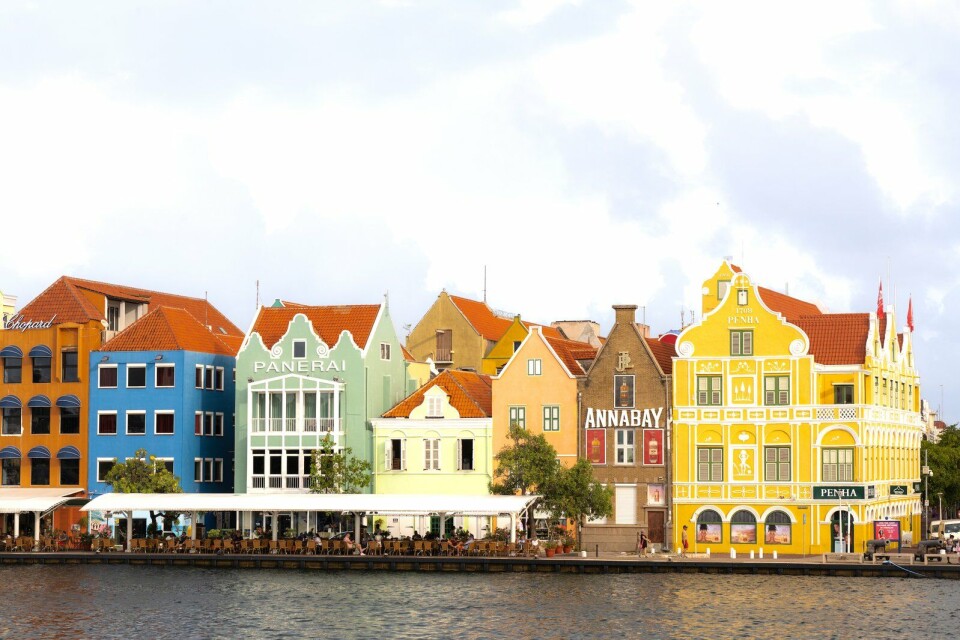De kleurrijke handelskade in de wijk Punda is hét visitekaartje van Willemstad. Kleurige huisjes in Willemstad
