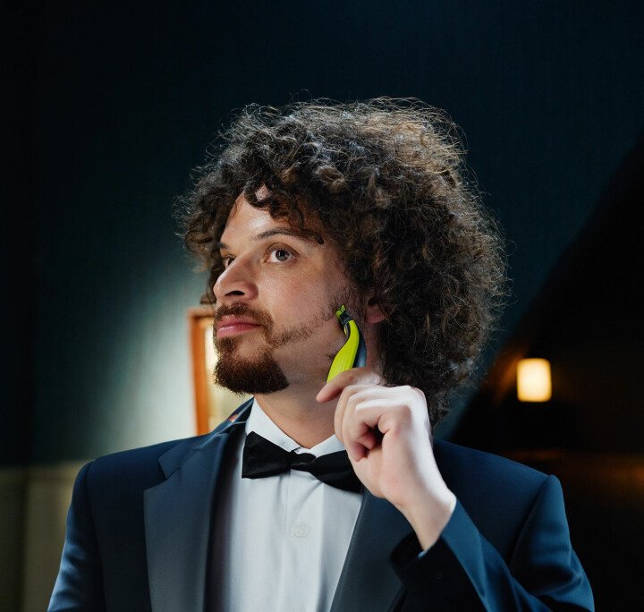 Laat je baard gratis kerstklaar maken op Utrecht Centraal Man met krullen scheert zijn baard met Philips OneBlade
