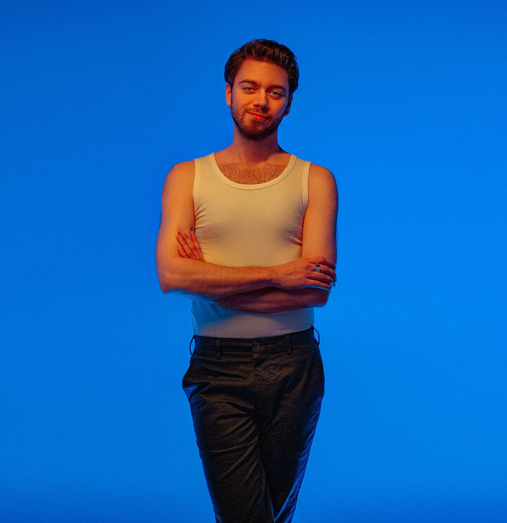 Matthijs bleek last te hebben van Gay Community Stress Matthijs van Els met wit hemdje en zijn armen over elkaar.