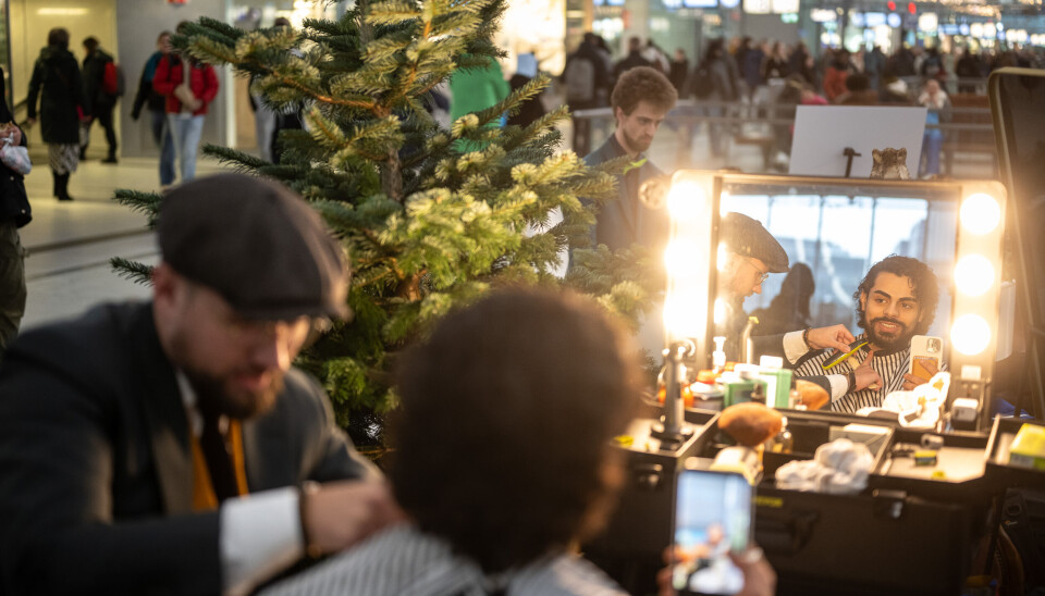 Barbier Sjoerd van der Steen aan de slag met een Philips OneBlade op Utrecht Centraal.