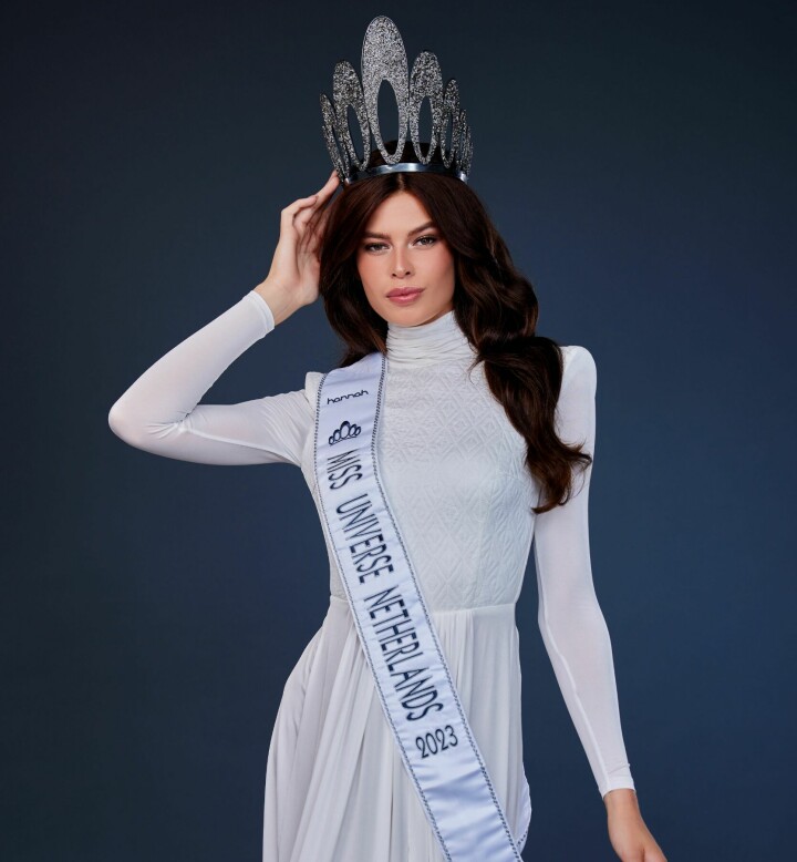 Miss Nederland Rikkie Kollé met kroon.